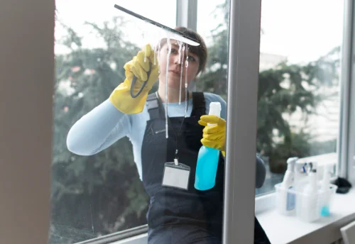 Nettoyage de vitres intérieures et extérieures aux Marais